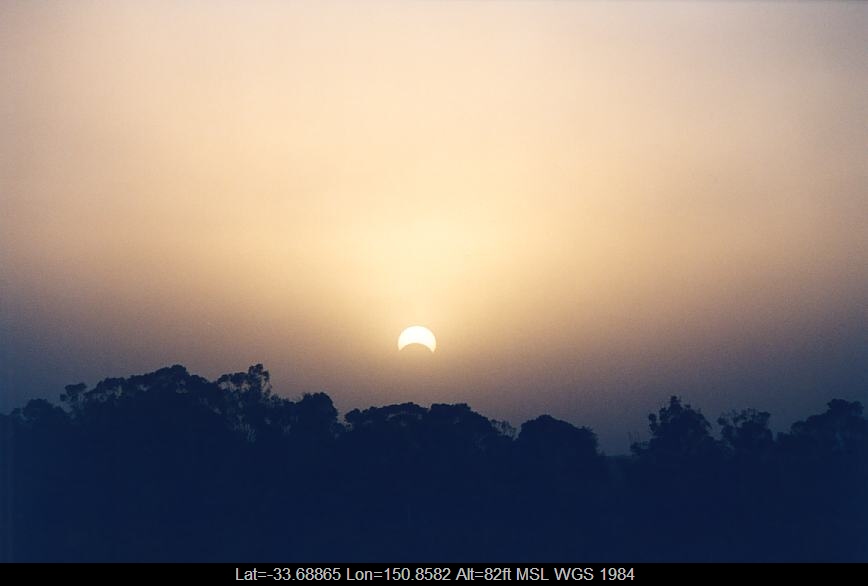 20021204jd44_halo_sundog_crepuscular_rays_solar_eclipse_schofields_nsw