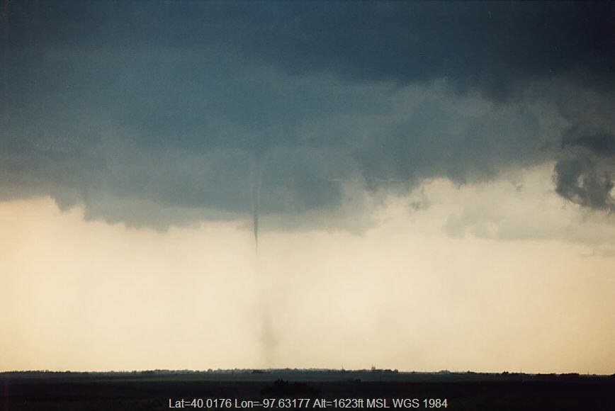 20040524jd03_thunderstorm_base_w_of_chester_nebraska_usa