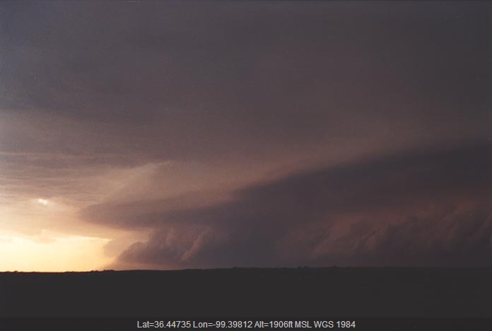 20010527jd15_supercell_thunderstorm_w_of_woodward_oklahoma_usa