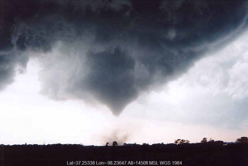 20040512jd21_funnel_tornado_waterspout_attica_kansas_usa