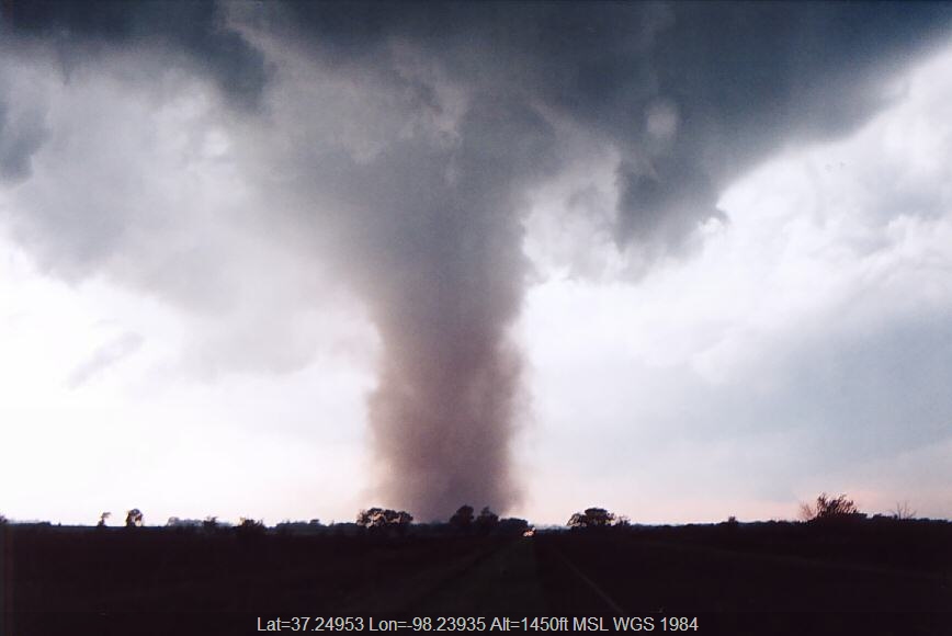 20040512jd25_funnel_tornado_waterspout_attica_kansas_usa