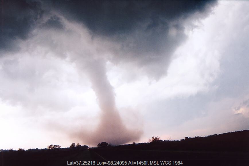 20040512jd26_funnel_tornado_waterspout_attica_kansas_usa