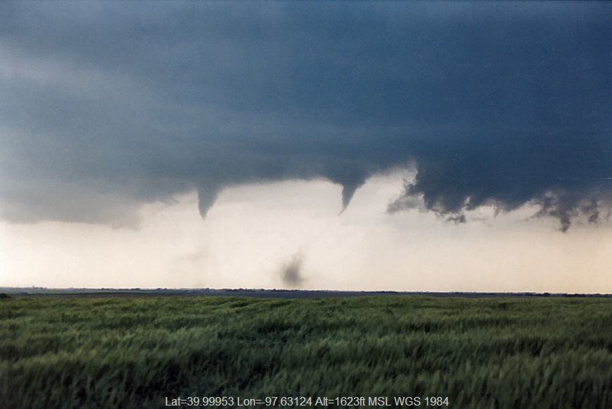 20040524jd01_funnel_tornado_waterspout_w_of_chester_nebraska_usa