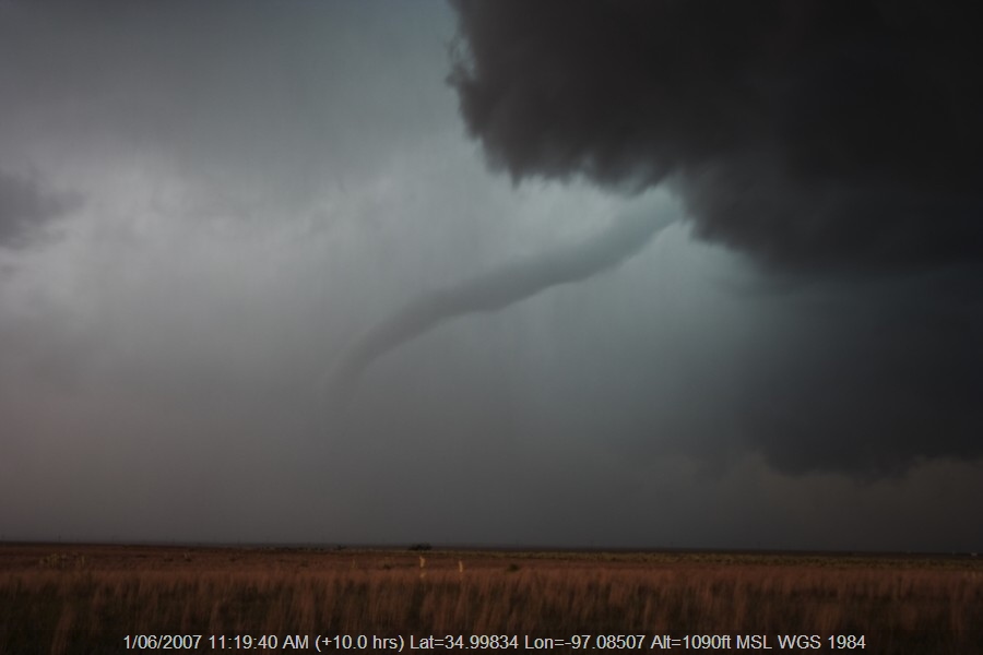 20070531jd147_funnel_tornado_waterspout_w_of_guyman_oklahoma_usa