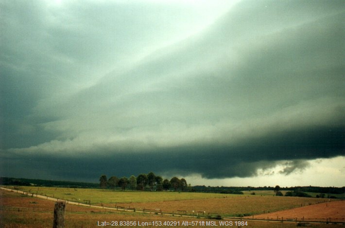 20001208mb01_thunderstorm_wall_cloud_wollongbar_nsw