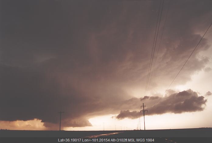 20020523jd11_thunderstorm_wall_cloud_se_of_spearman_texas_usa