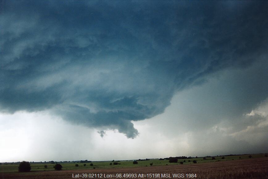20040524jd11_thunderstorm_wall_cloud_n_of_bellville_kansas_usa