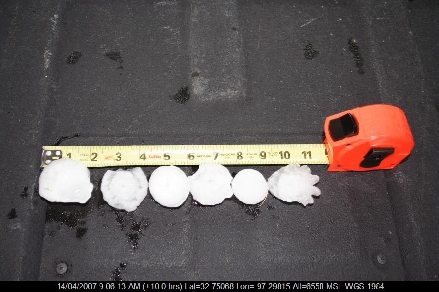 20070413jd33_hail_stones_w_of_fort_worth_texas_usa