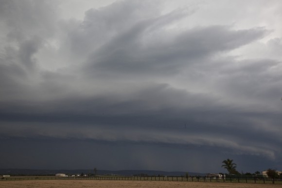 Spectaular shelf cloud comes into view