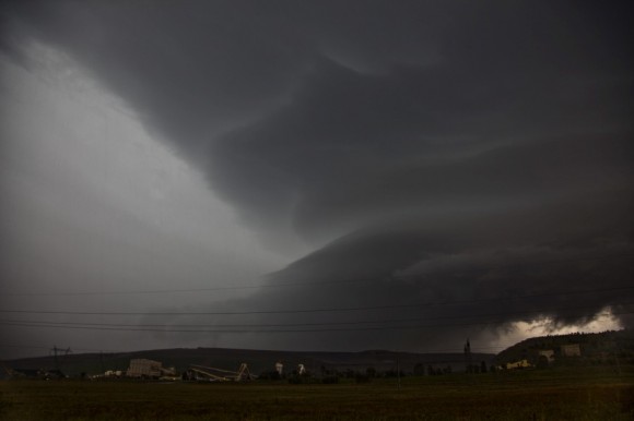 Clean striated and "cow-catcher" structure of the supercell