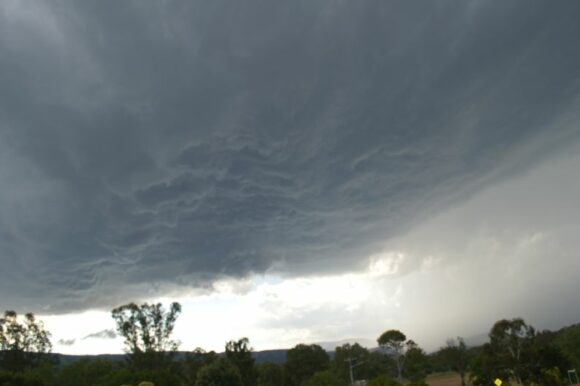 New storm base over Wingen looking west