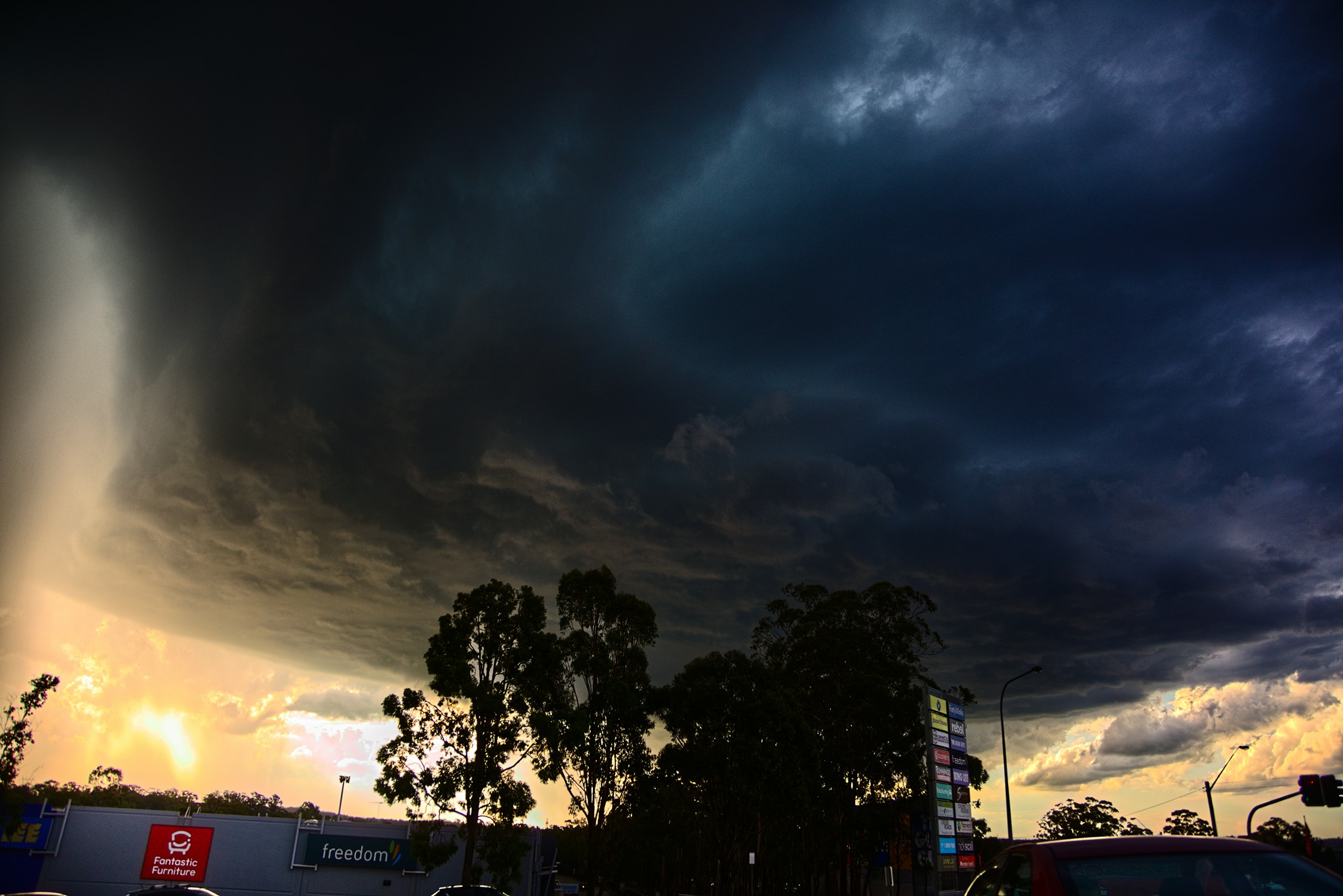 A year ago goodness

Finally a chase with structure! Got onto a storm near Liverpool and followed it including copping hail to about 2cm or so not mea...